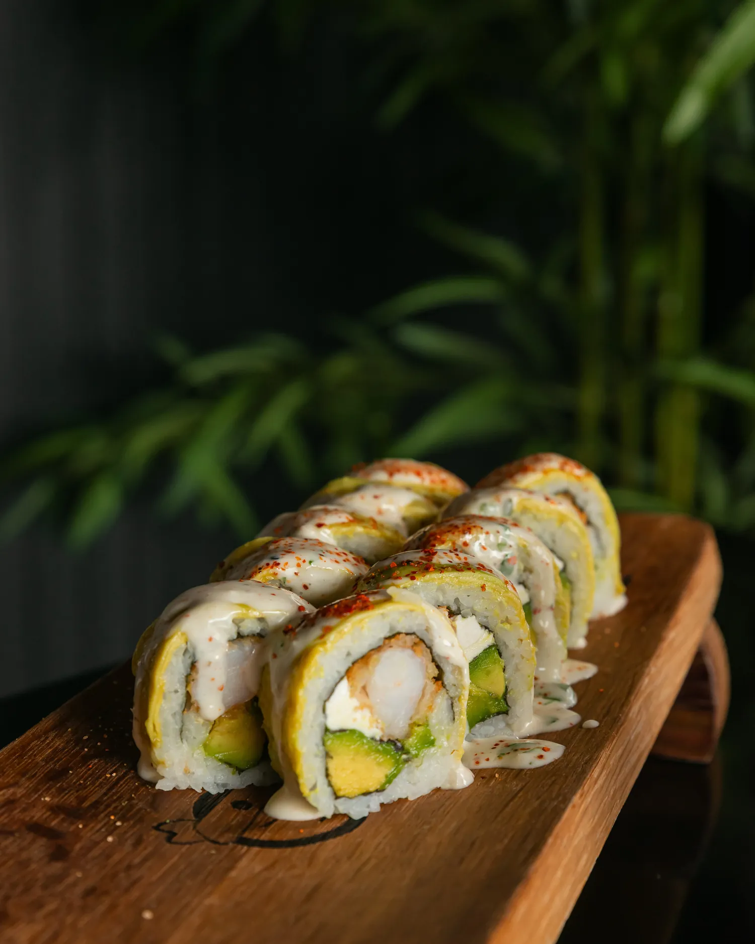 Tabla de madera con una hilera de rolls.