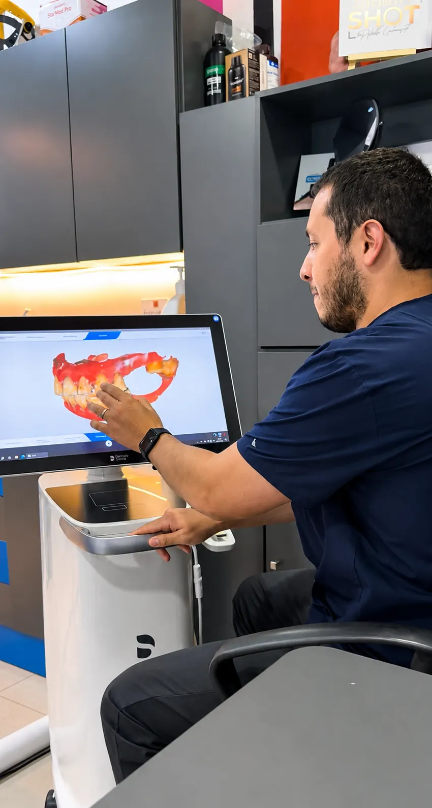 Pablo revisando en pantalla el modelo tridimensional que acaba de escanear.