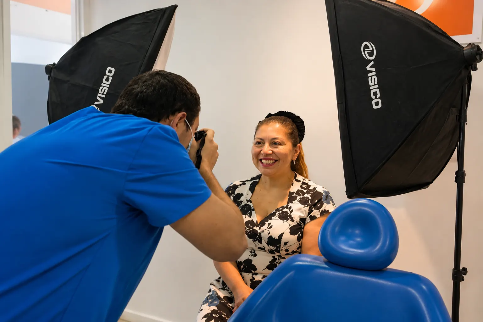El montaje de fotografía clínica: dos softbox, el sillón y la paciente.
