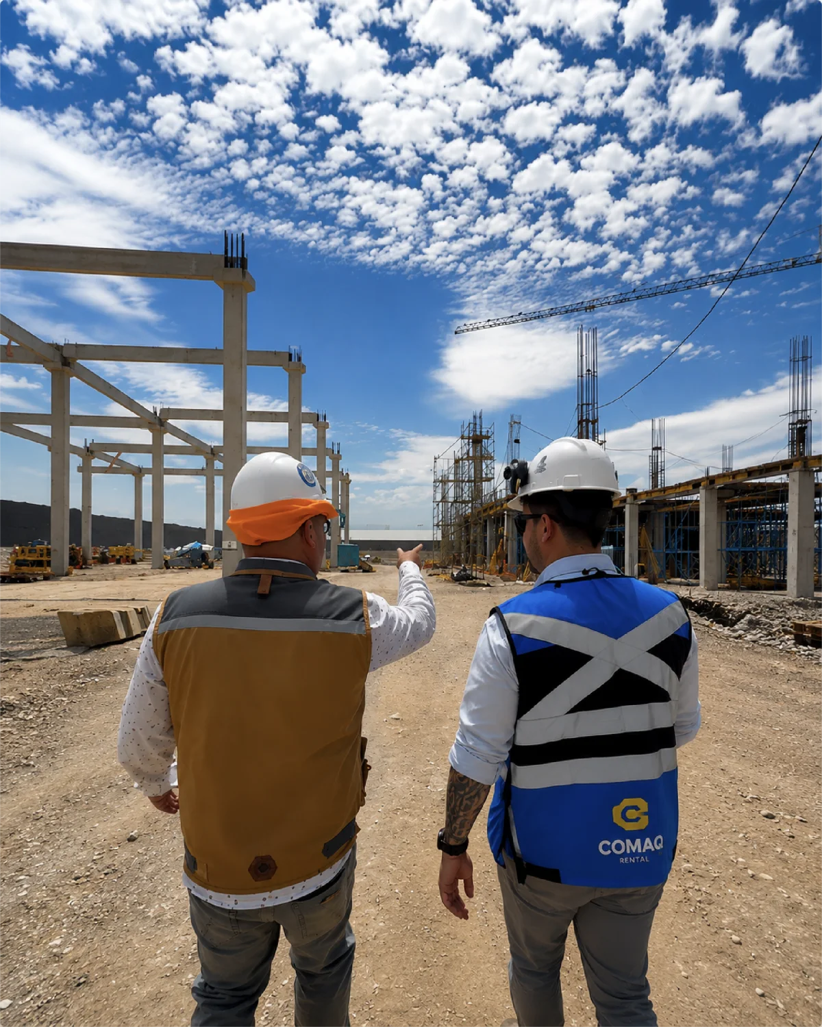 Gonzalo Gallardo en terreno con un cliente, revisando una obra.